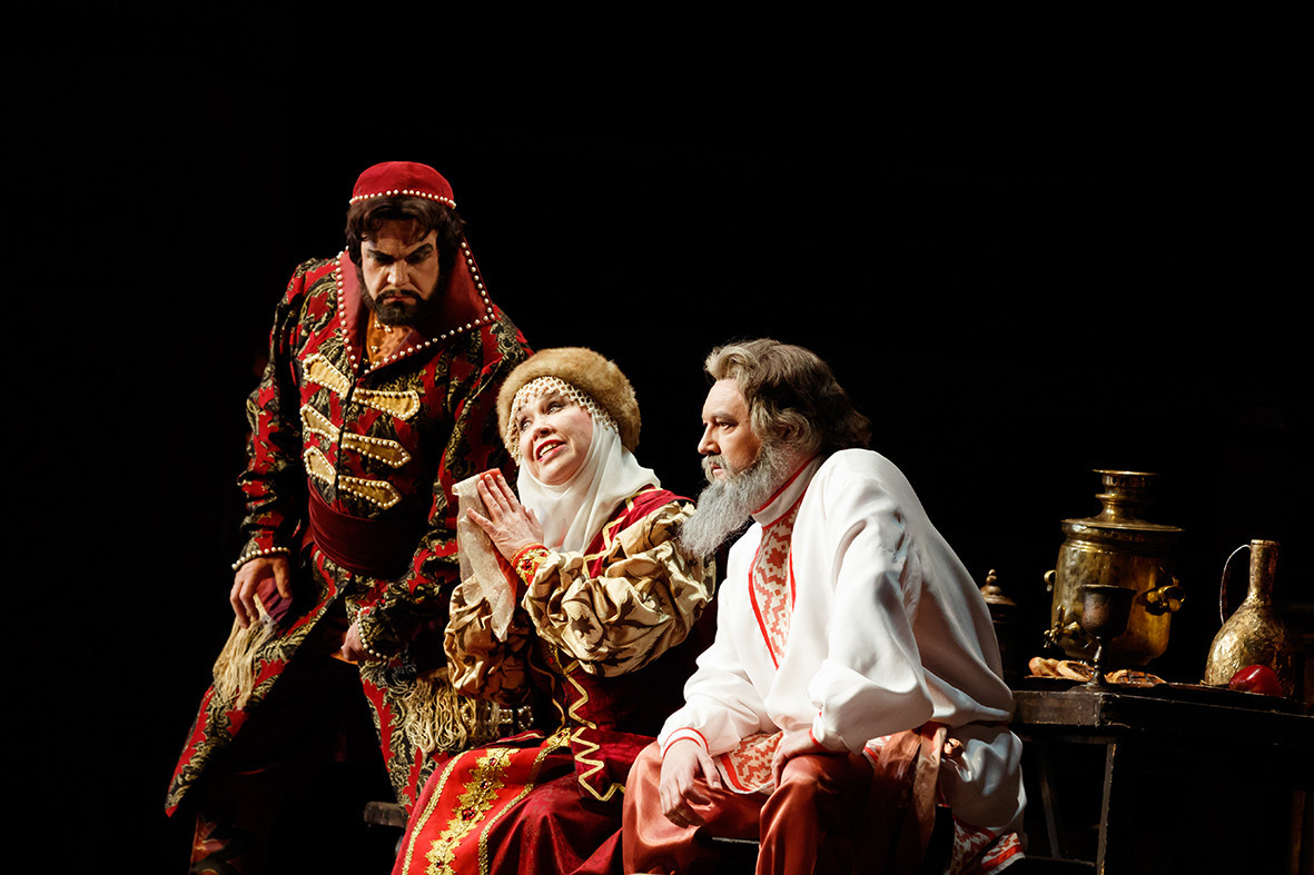 Юрий Девин — Грязной, Надежда Шляпникова — Домна Сабурова, Андрей Решетников — Собакин