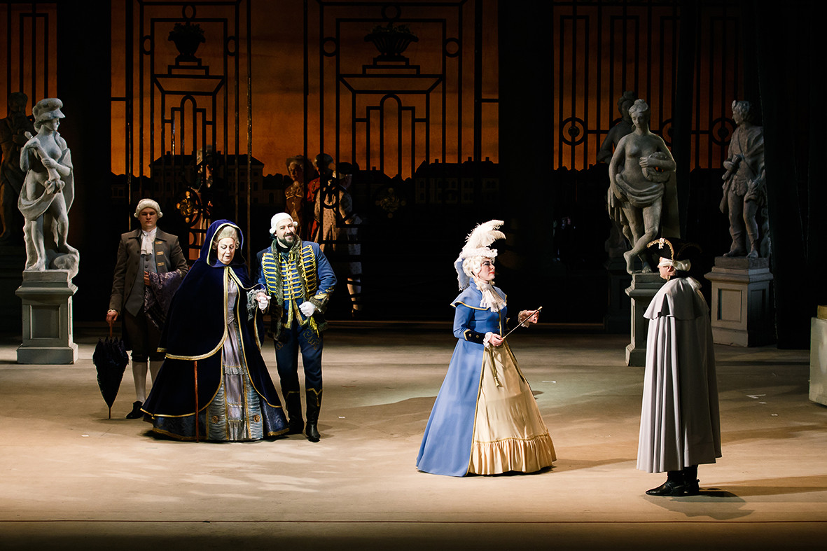 Художник по свету спектакль. Спектакли театральных коллективов россии. Театральная постановка 9. Декорации к спектаклю про войну. Театральная постановка 9.